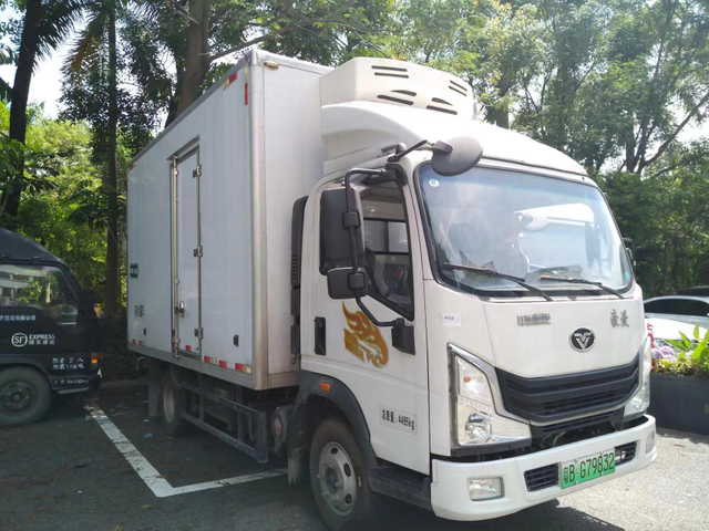 Sinotruk HOWO Freezer Cold Box Refrigerator Truck Transport Frozen Meet Chicken Fish Vegetables Fruit and Other Food for Sale